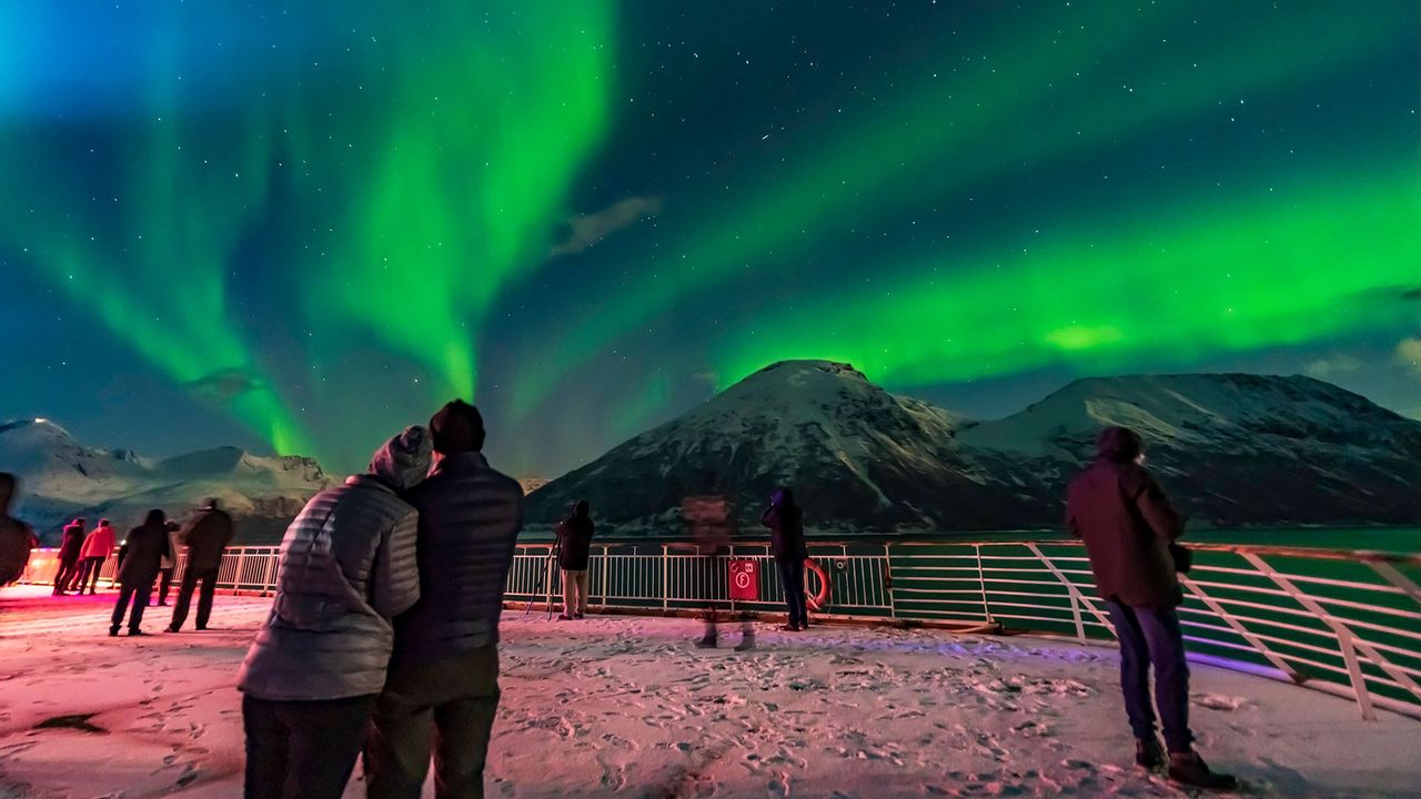 Passagier:innen der MS Trollfjord beobachten Polarlichter in Norwegen