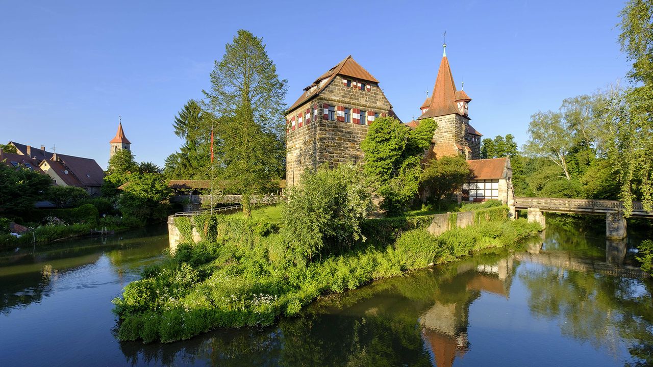 Das Wenzelschloss am Fluss Pegnitz in Bayern
