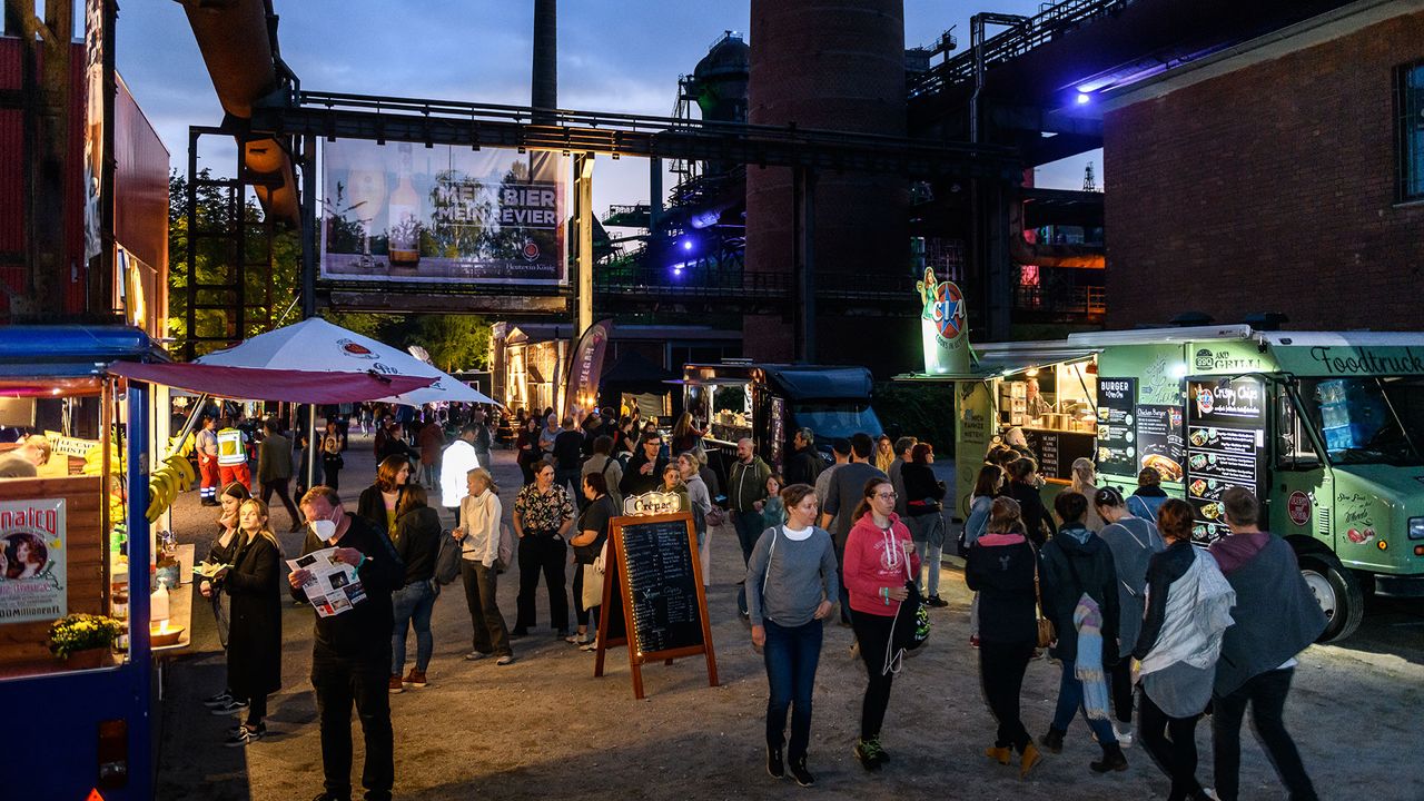 Menschen und Food Trucks auf dem Traumzeitfestival in Duisburg (2021)