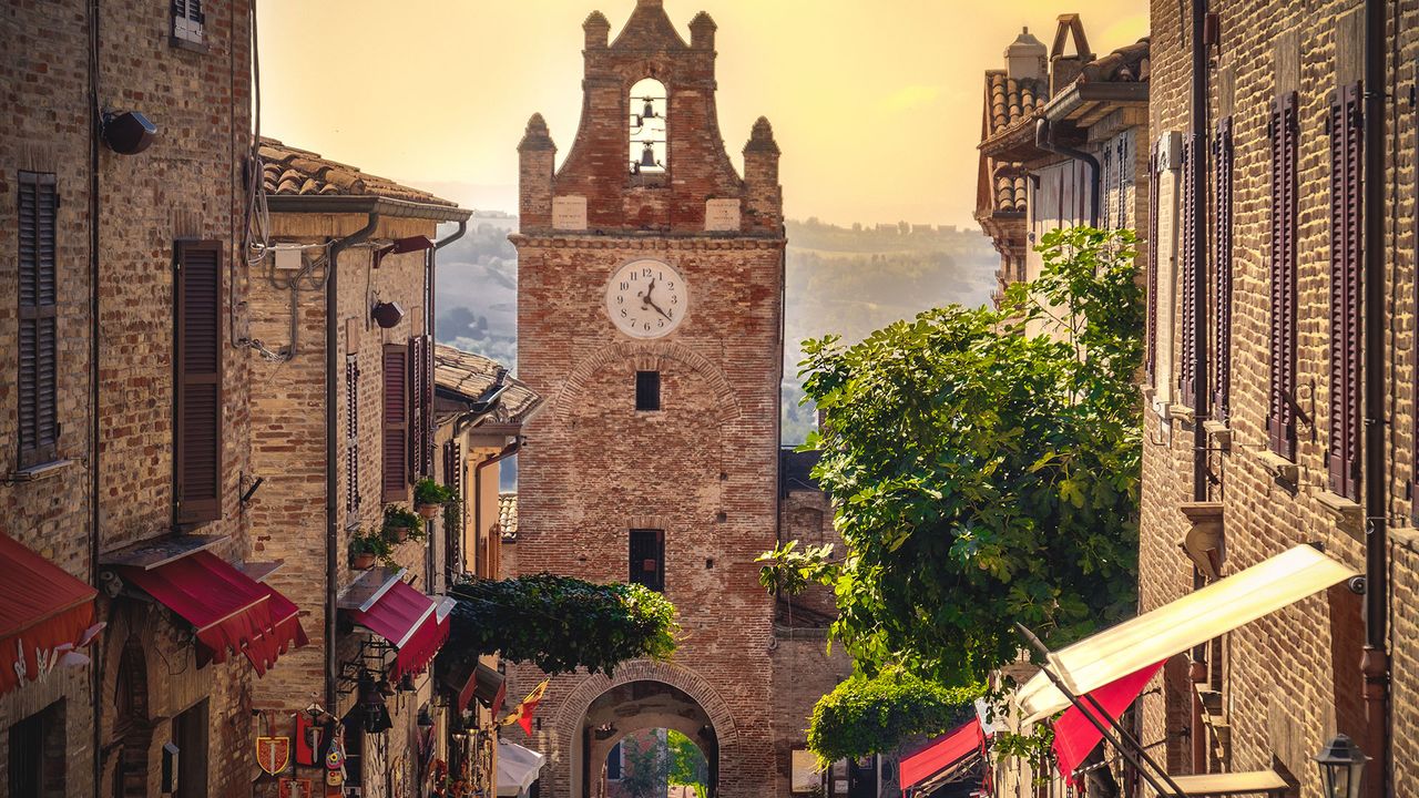 Blick auf einen Turm im Dorf Gradara, Italien
