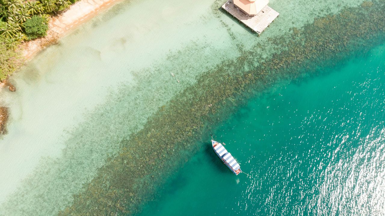 Luftaufnahme vom Strand auf Koh Chang, Insel in Thailand