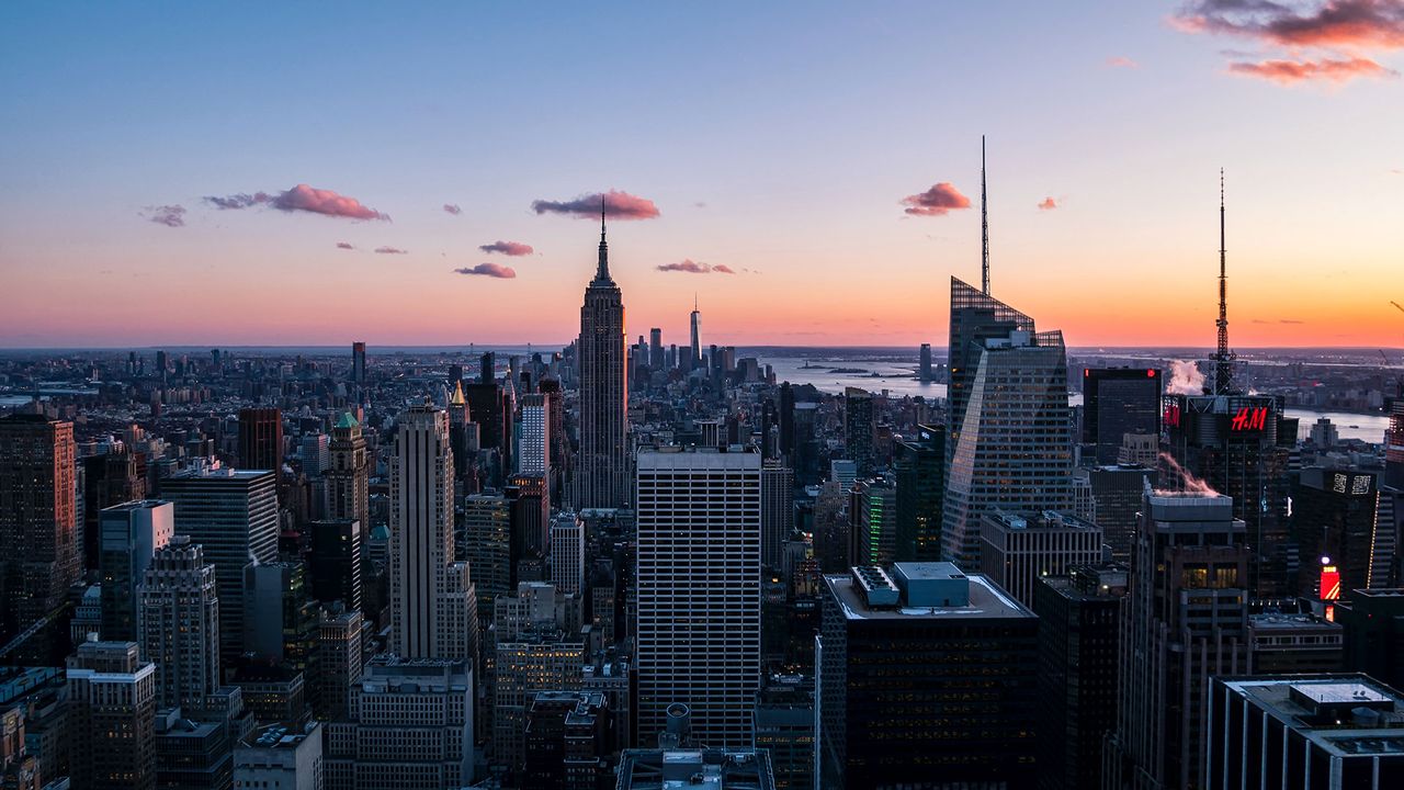 Skyline von New York City in der Dämmerung