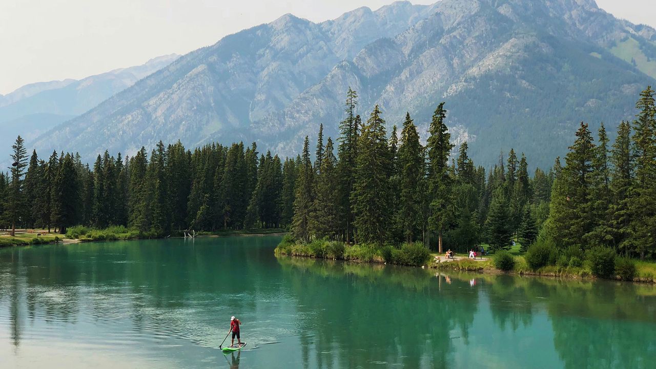 Person auf einem SUP-Board im Banff Nationalpark in Kanada