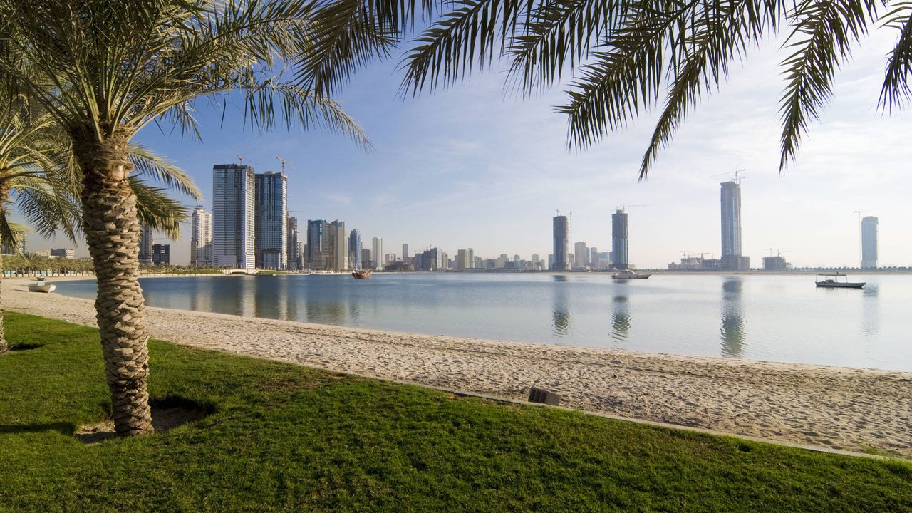 Strand und Skyline vom Emirat Sharjah