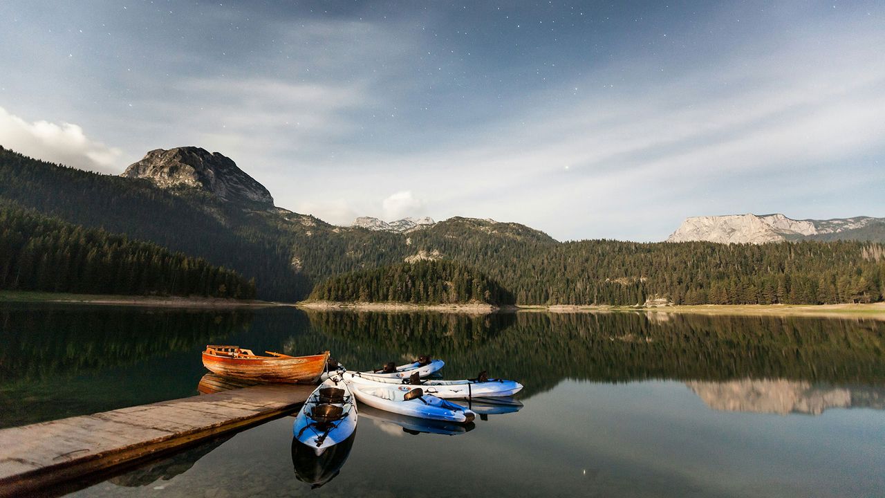 Boote schippern auf einem See im Nationalpark Durmitor in Montenegro