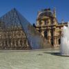 Seasons_10249721_HiRes_Paris_Pyramide_des_Louvre_Himmel_blau_Touristen