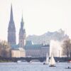 Blick auf die Sehenswürdigkeiten von Hamburg mit Segelbooten im Vordergrund