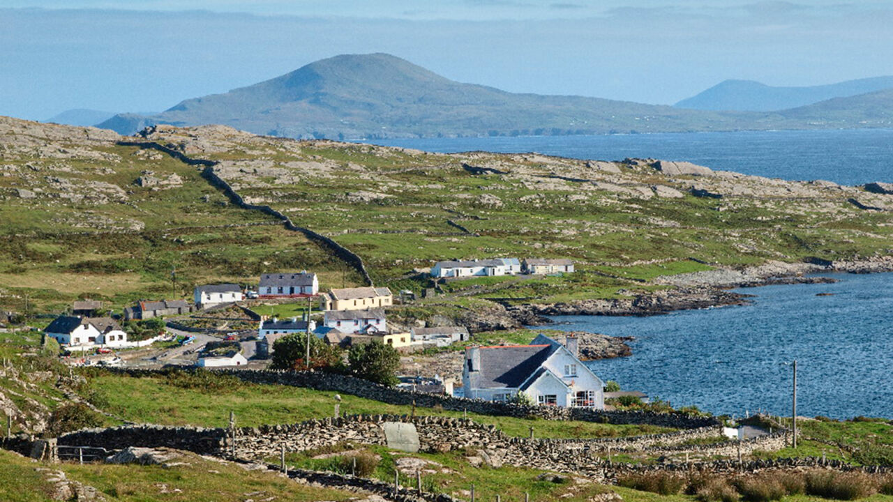 Blick auf Häuser der Insel Inishturk