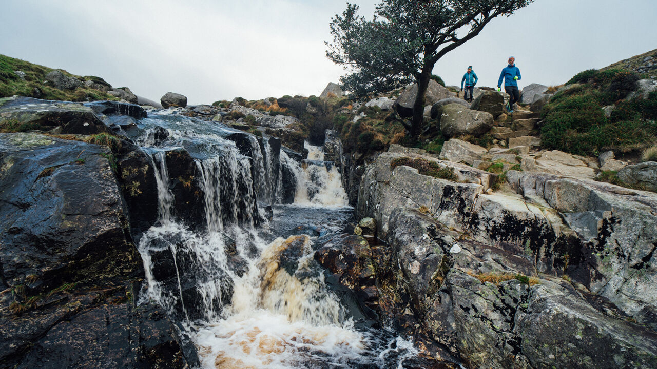 Wasserfälle und Seen durchziehen die Wicklow Mountains.