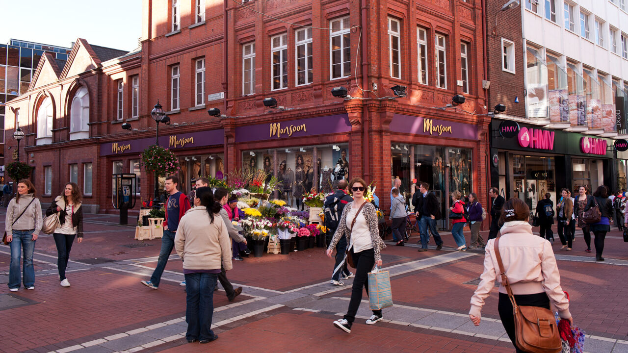 Fußgänger beim Shopping in der Grafton Street, Dublin