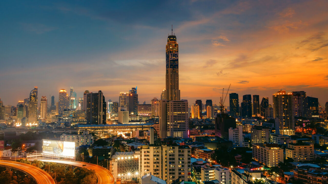 Thailand, Wolkenkratzer bei Sonnenuntergang in Bangkok