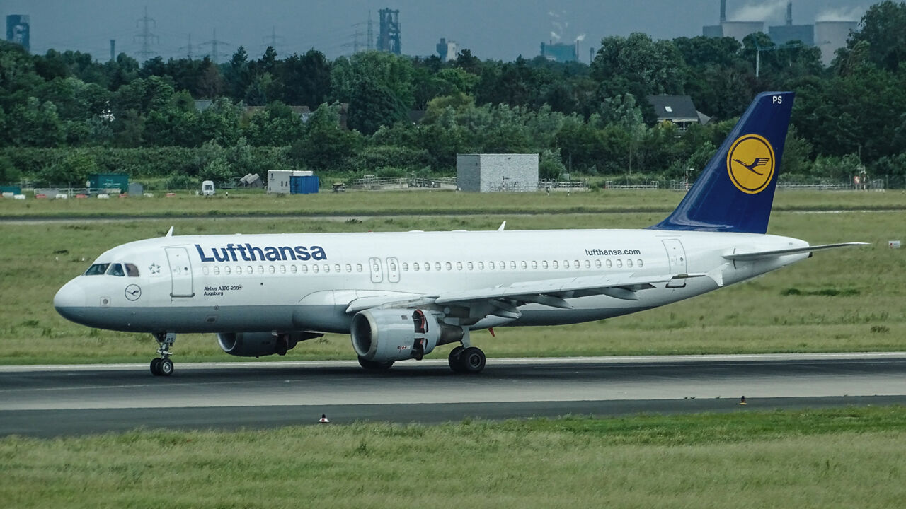 Ein Flieger der Lufthansa am Flughafen von Düsseldorf