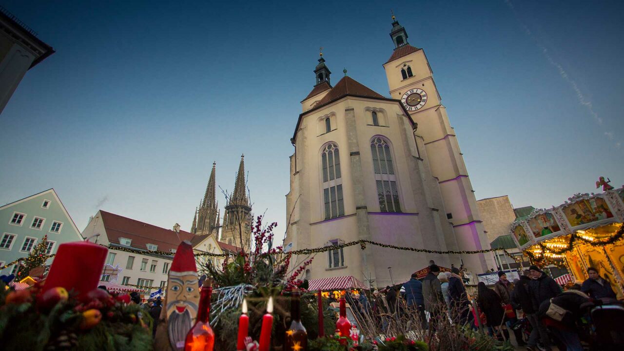 Weihnachtsmarkt auf dem Neupfarrplatz in Regensburg