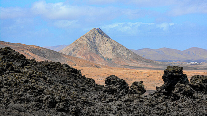 Blick auf den Tindaya Berg auf Fuerteventura