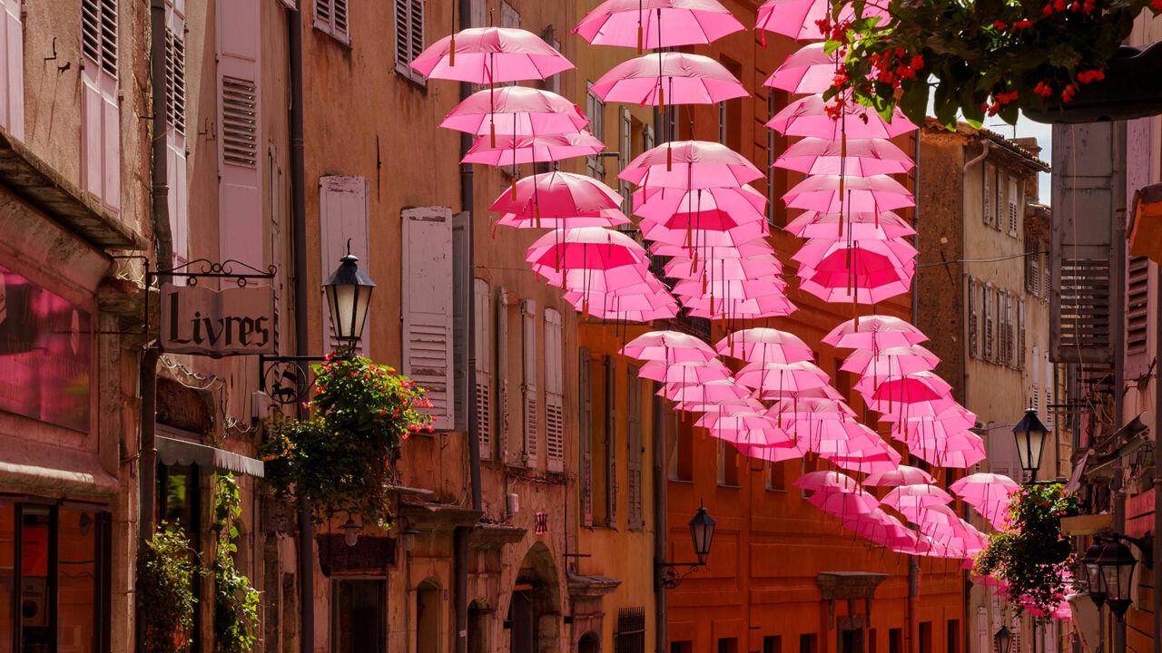 Pinkfarbene Regenschirme in Grasse