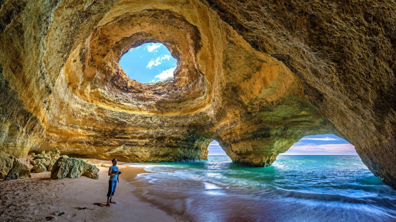 Die Strandhöhlen von Benagil an der portugiesischen Algarve