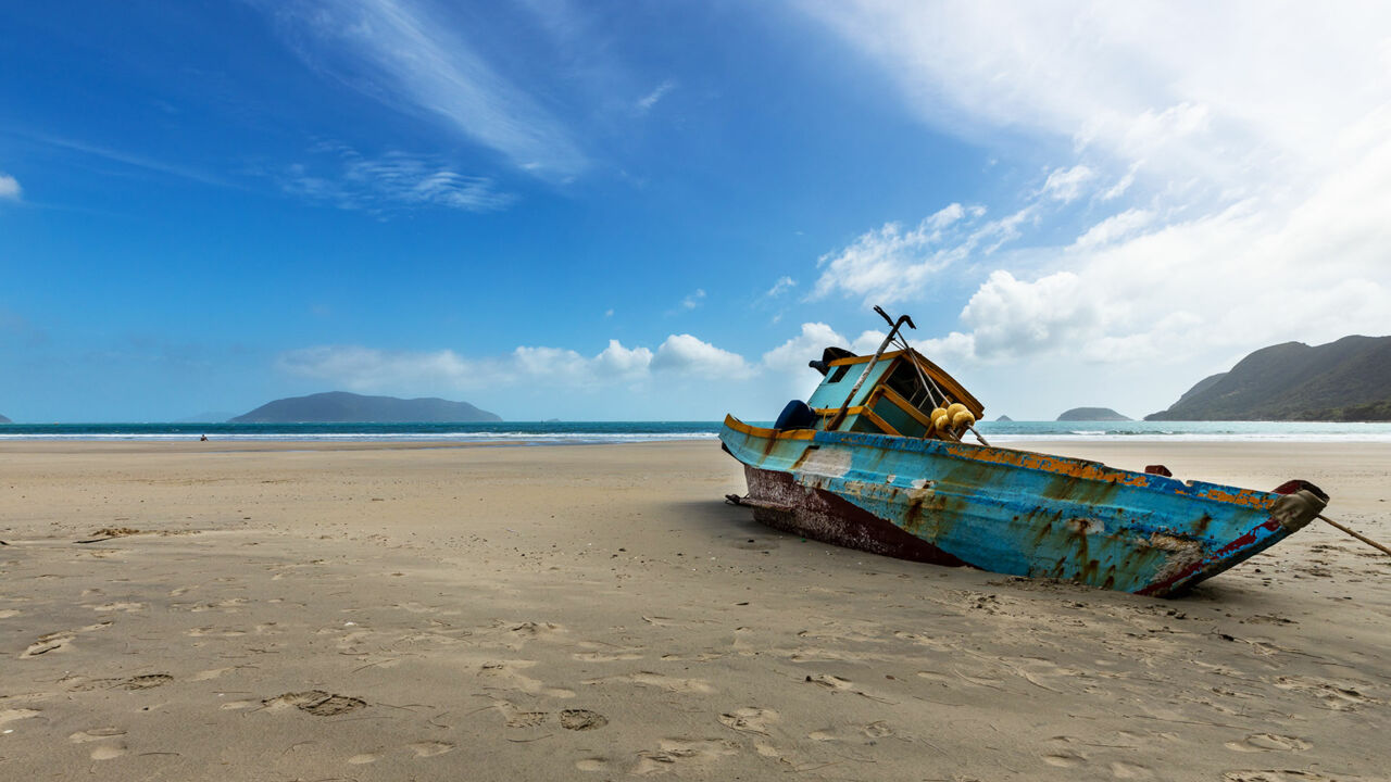 Fischerboot am Strand von Con Dao, Vietnam