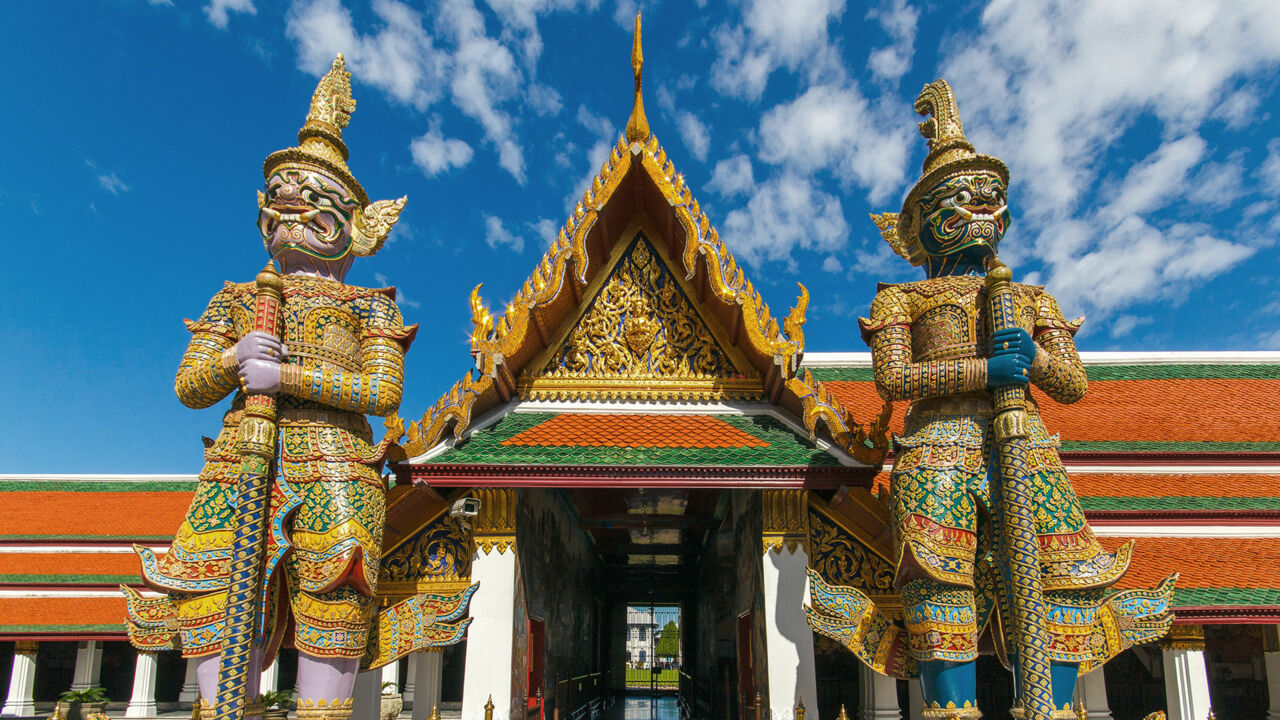 Statuen bewachen den Eingang zum Wat Phra Kaew Tempel