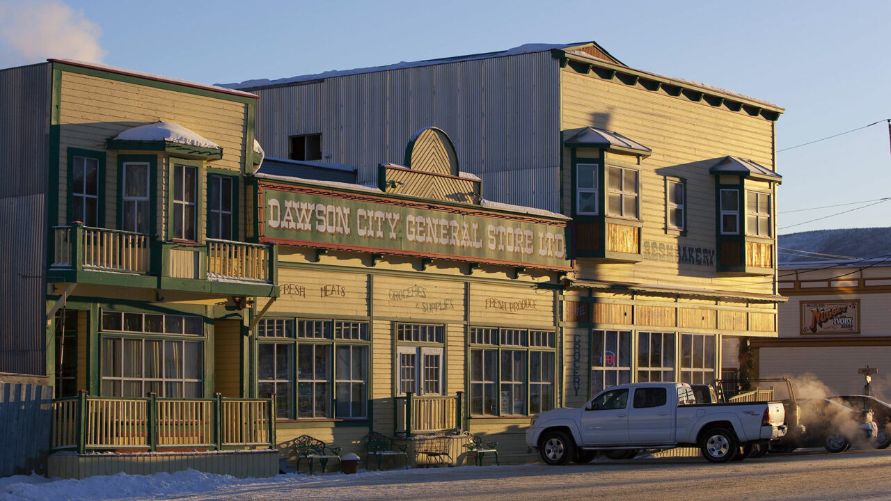 Die Fassaden der Geschäfte in Dawson City