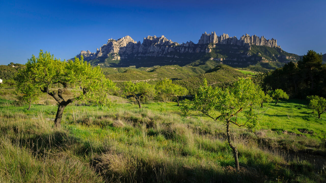 Drei-Berge-Route, Marganell und im Hintergrund der Montserrat