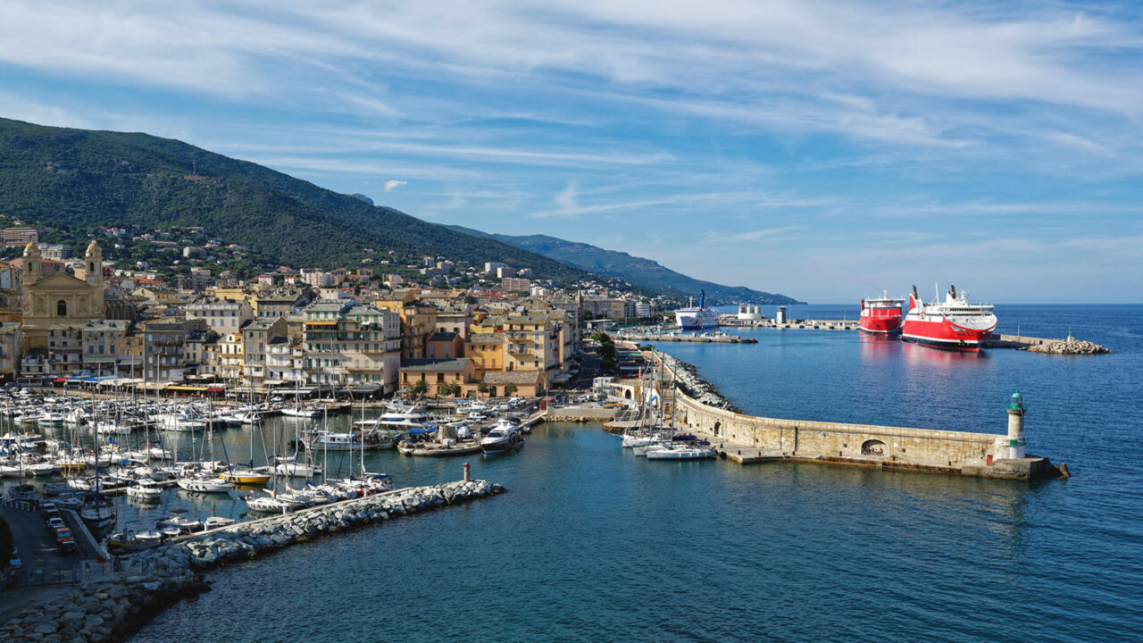 Eine Fähre dockt am Hafen von Bastia auf Korsika an.