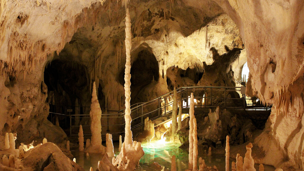 Stalagmiten in den Tropfsteinhöhlen von Frasassi