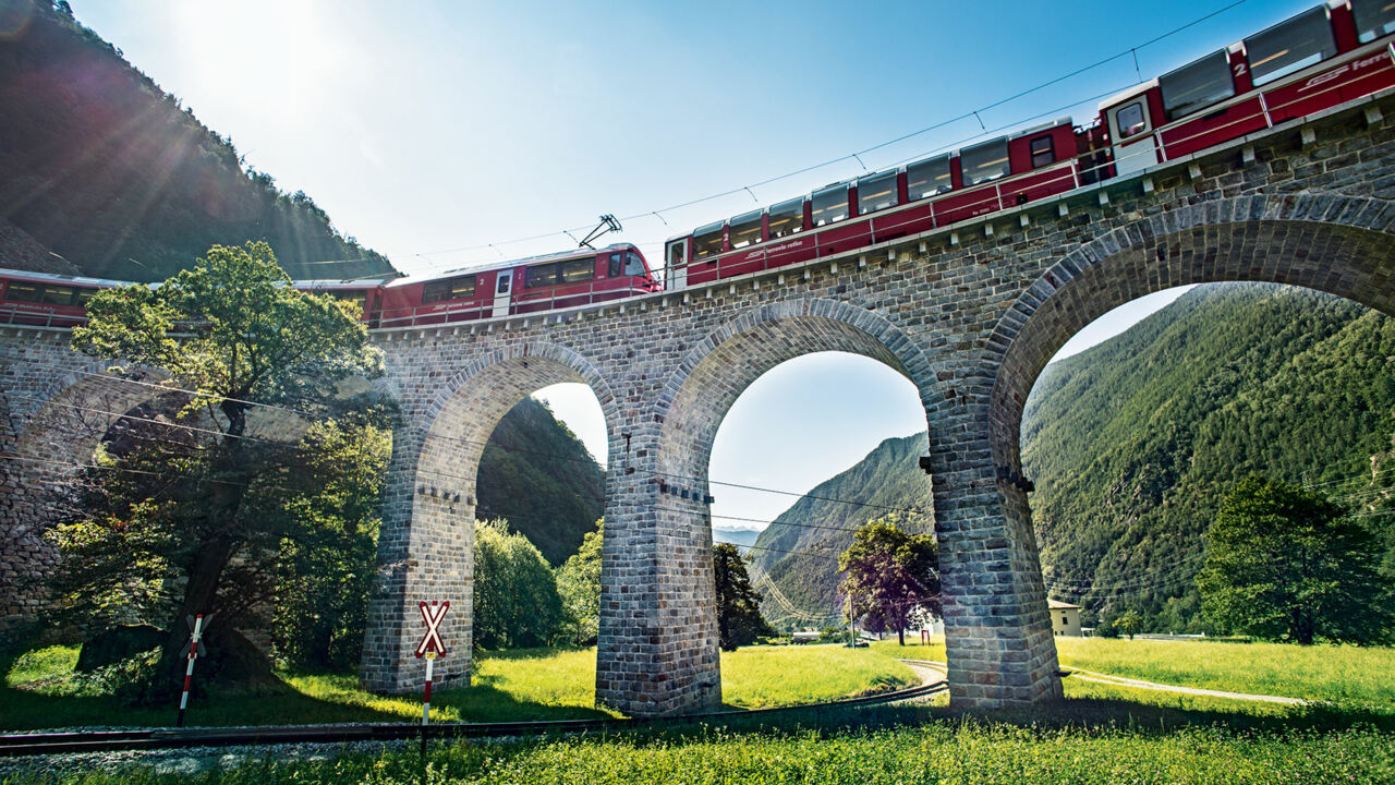 Bernina Express auf dem Kreisviadukt von Brusio