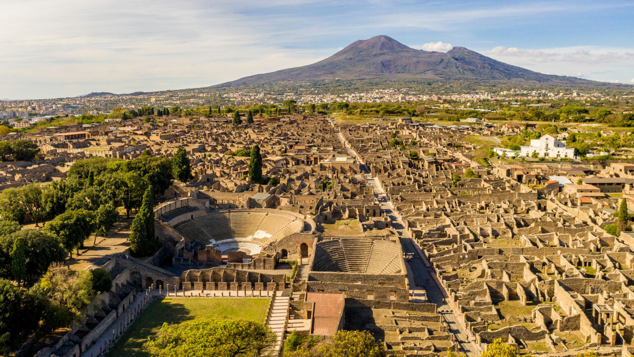Ruinen von Pompeji, Vesuv im Hintergrund (Luftaufnahme)