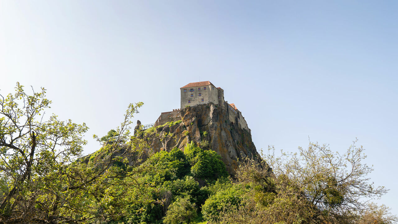 Riegersburg auf einem Thron aus Tuffstein, Steiermark