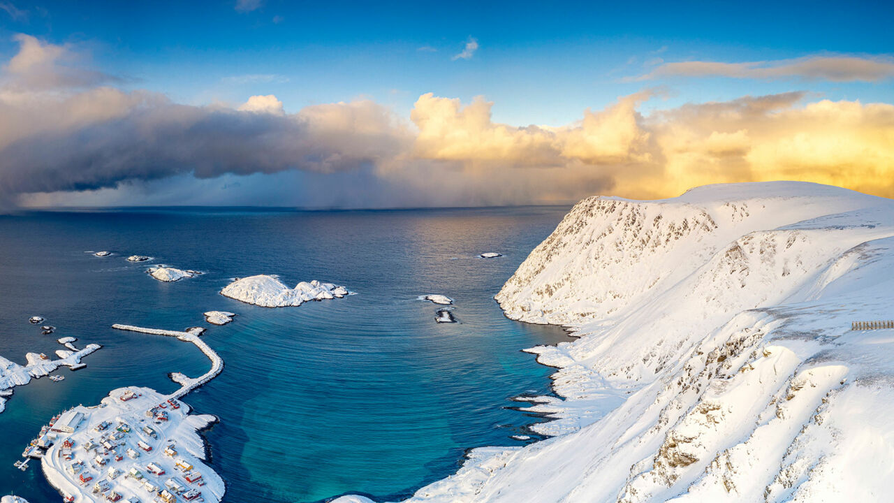 eisbedeckte Insel Sørøya im Winter