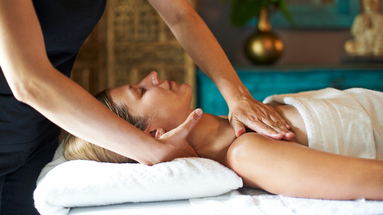 Frau bekommt Massage, vabali spa