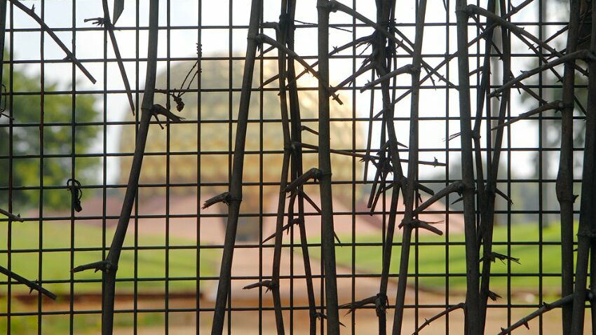 Zäune schirmen das Gelände von Auroville ab