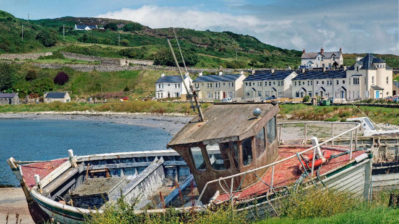 Ein altes Schiffswrack liegt an der Küste von Rathlin Island