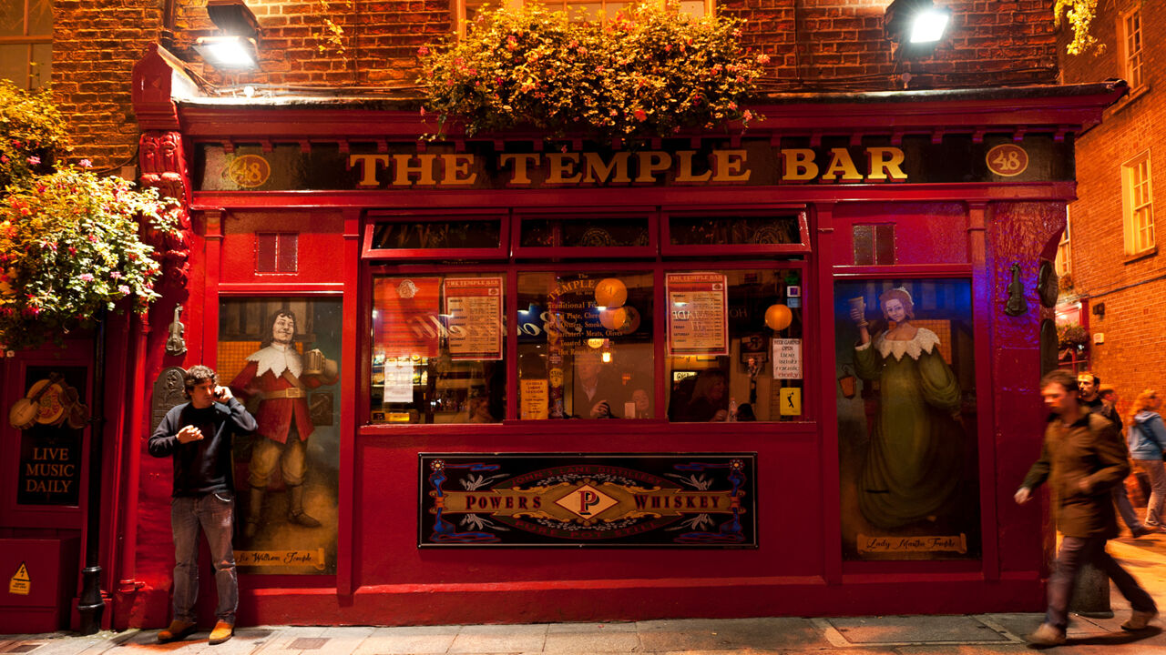 Die rote Fassade des berühmten Temple Bar Pubs in Dublin