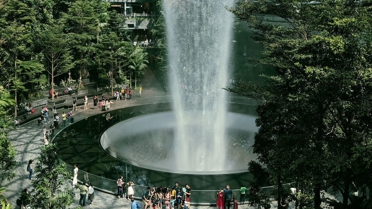 Ein meterhoher Wasserfall im Changi Airport Singapur