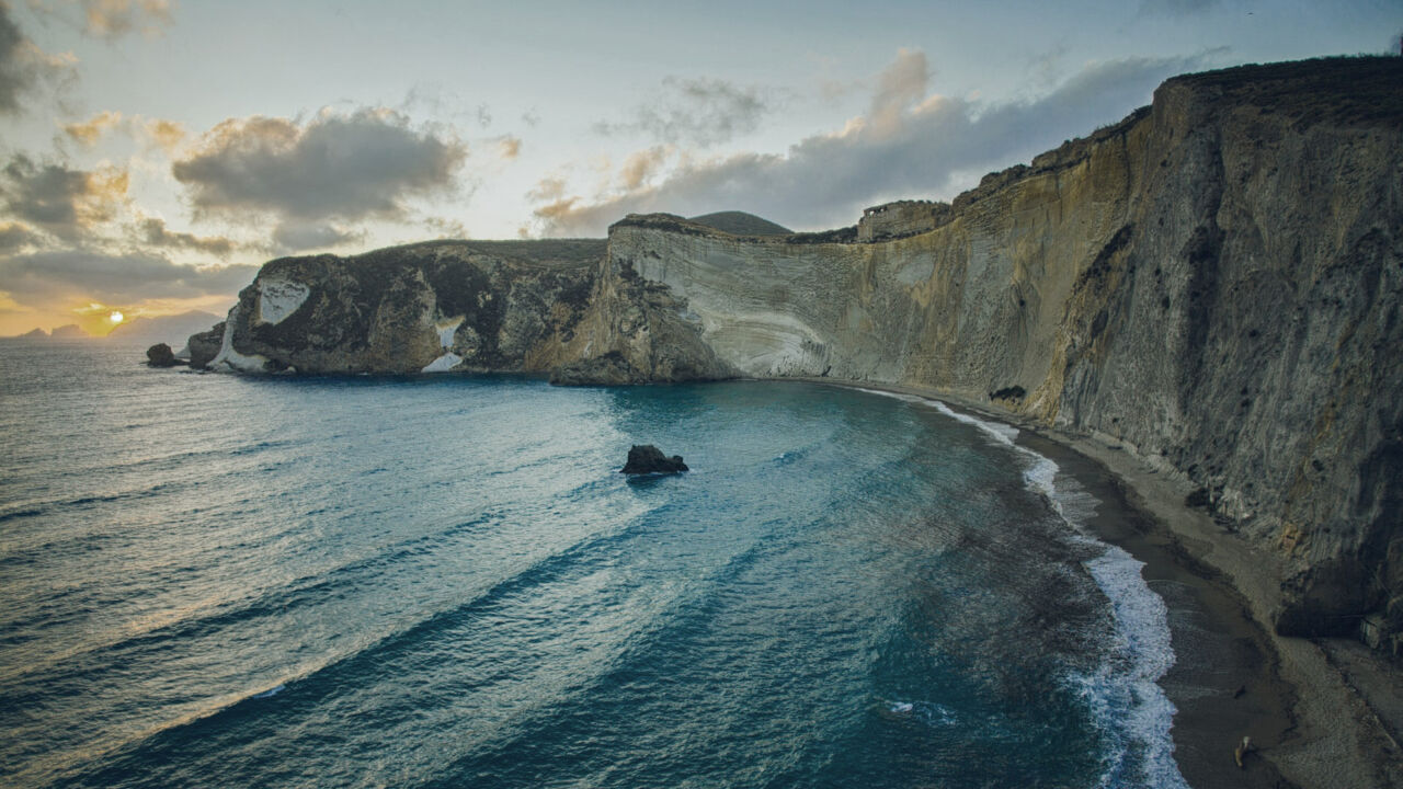 Steilwand und Strand auf Ponza, Insel Italiens