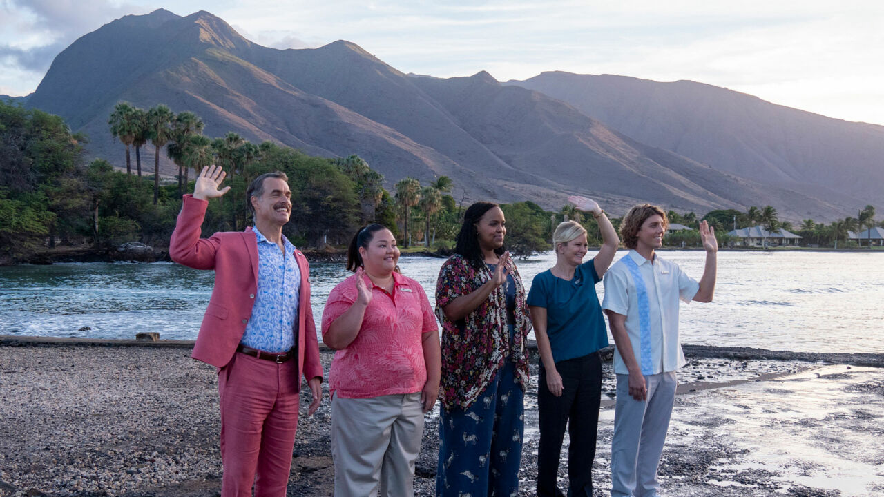 Der Cast der ersten Staffel „The White Lotus“ am Strand von Maui