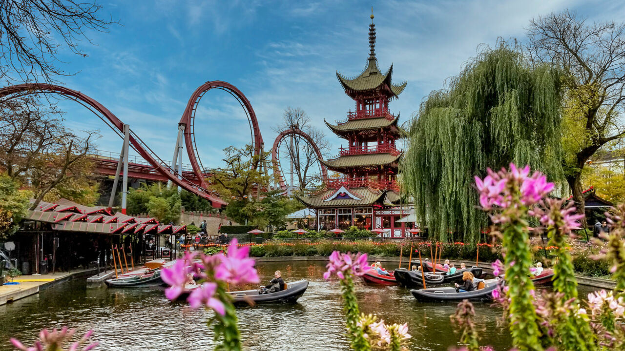 Achterbahn und künstlicher See im Tivoli in Kopenhagen