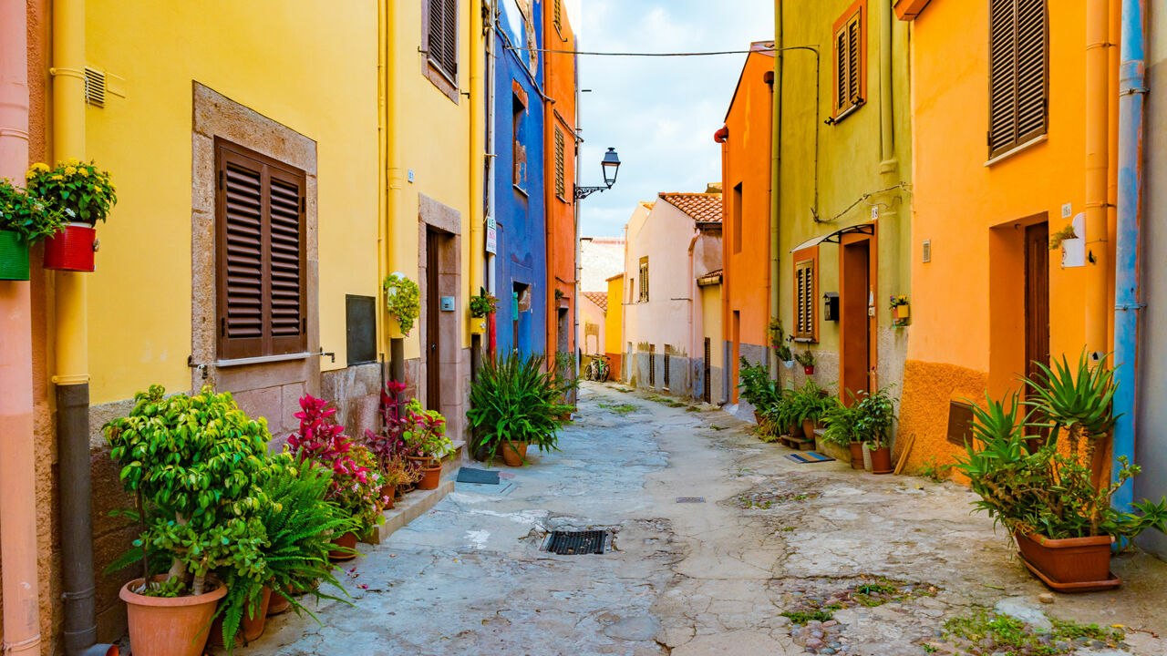 Altstadt von Alghero auf Sardinien, leere Gasse, bunte Häuser