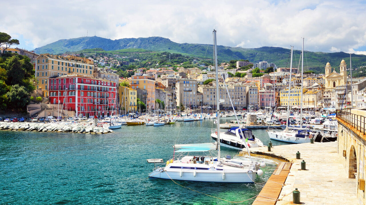 Blick auf den alten Hafen von Bastia