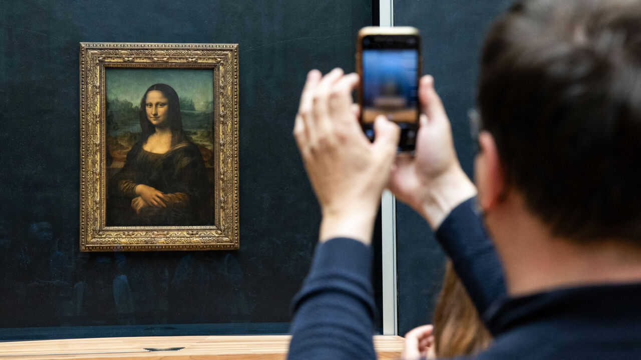 Person macht Foto von der Mona Lisa, Gemälde im Louvre