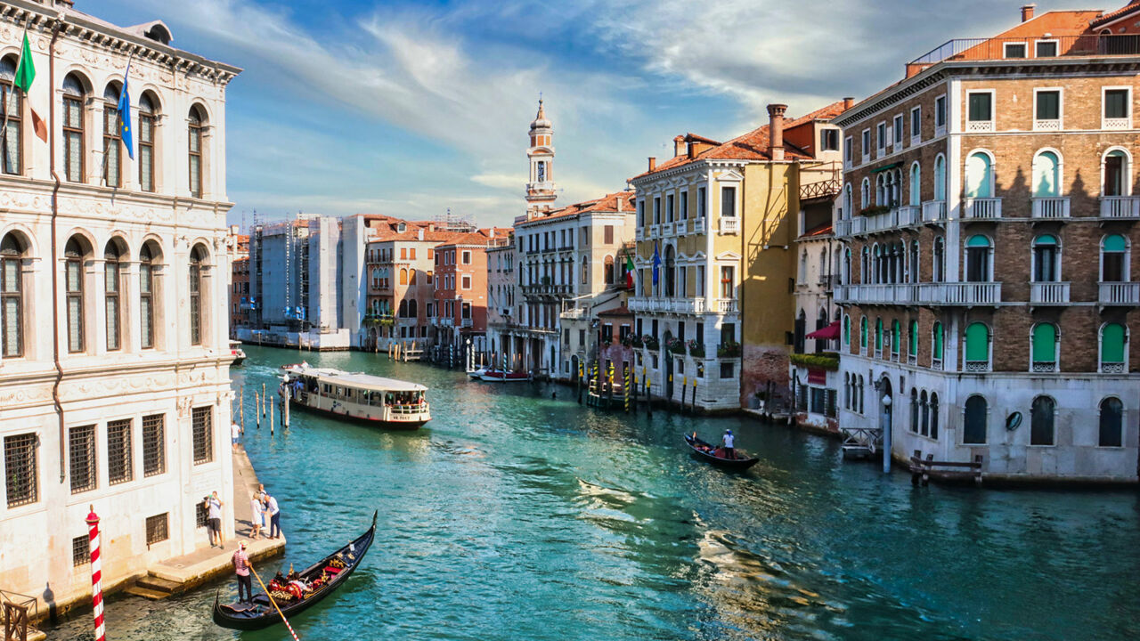 Venedig mit Gondel und Wassertaxi