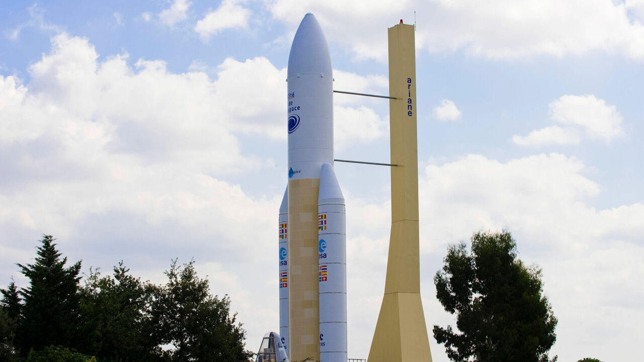 Replik der Ariane-5-Rakete in der Cité de l’espace