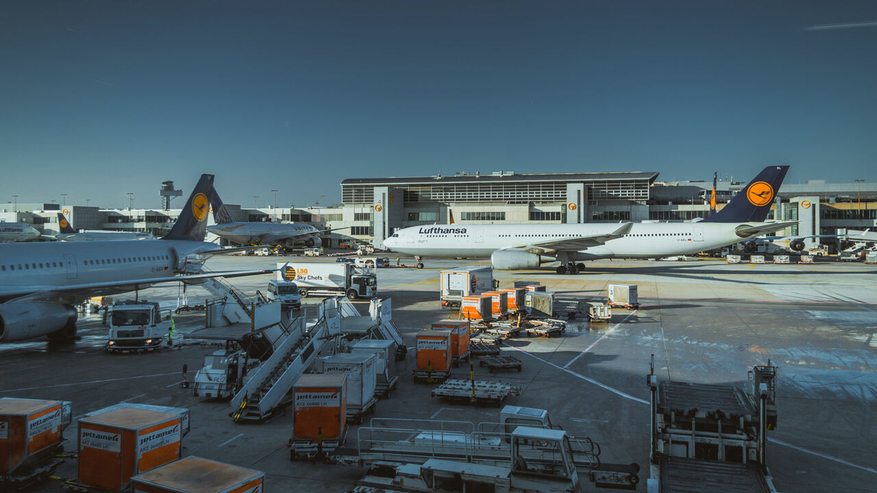 Lufthansa-Flugzeug auf dem Rollfeld, Flughafen Frankfurt