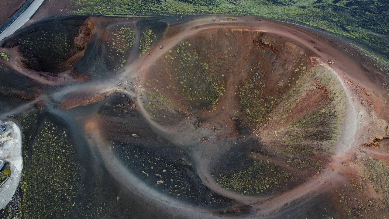 Ein Krater des Ätna ist aus der Luft zu sehen.