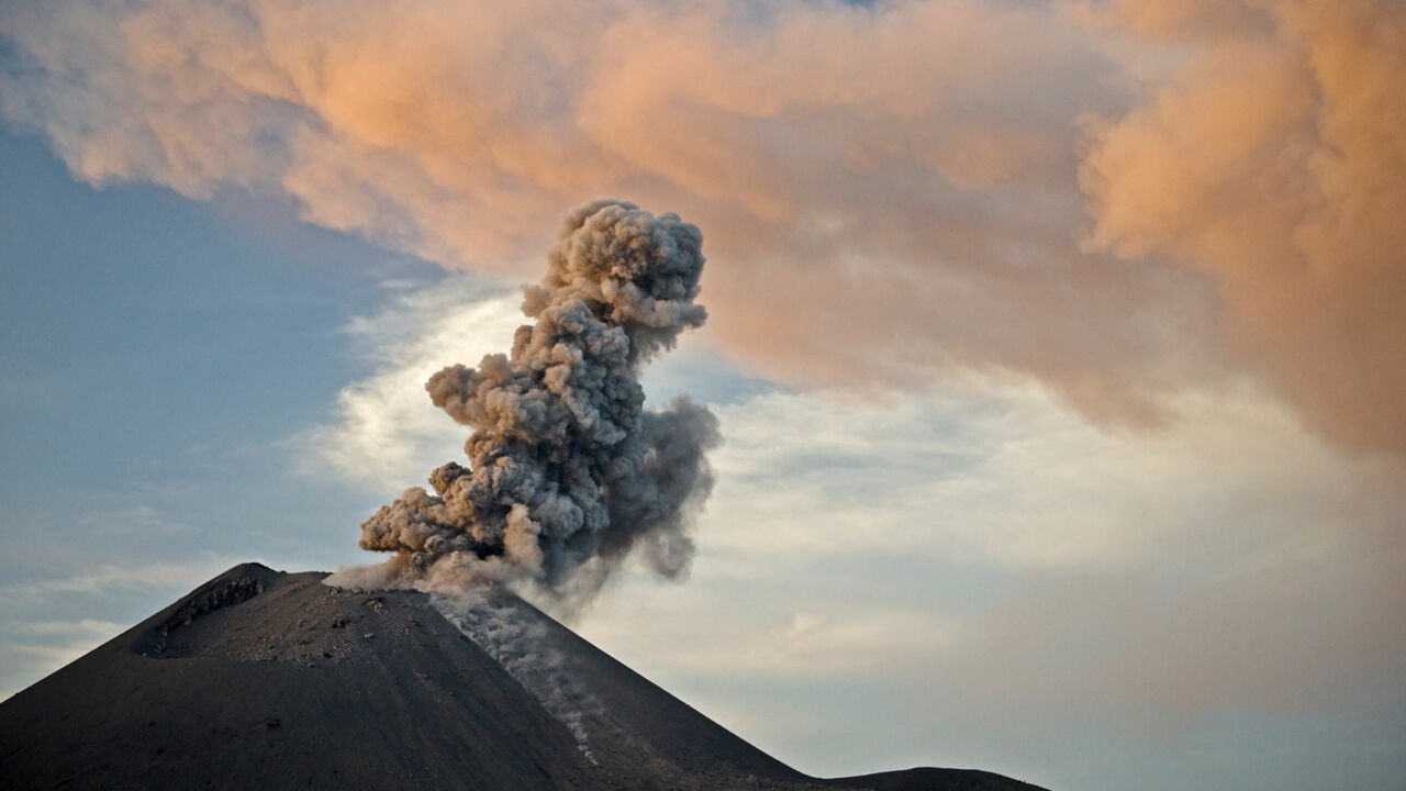 Der Krakatau spuckt eine Aschewolke