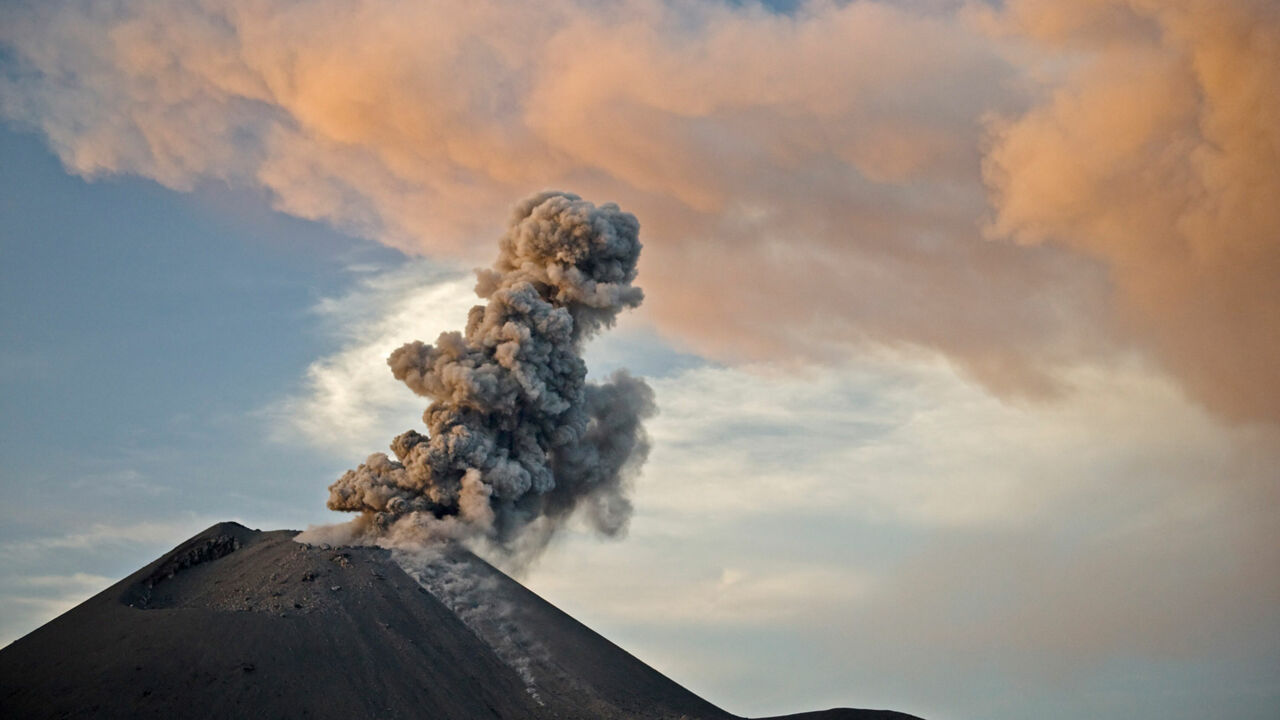 Rauchwolken steigen aus dem Anak Krakatau empor