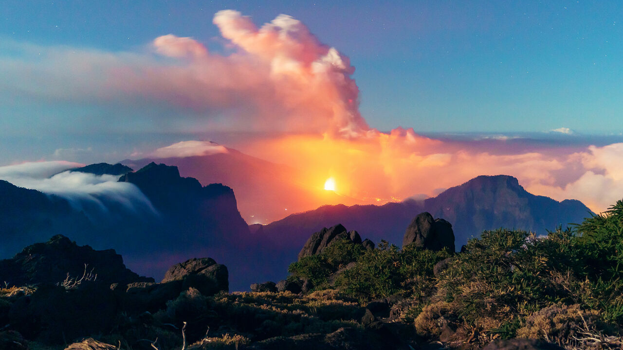 Lava strömt aus dem Krater der Cumbre Vieja Vulkankette