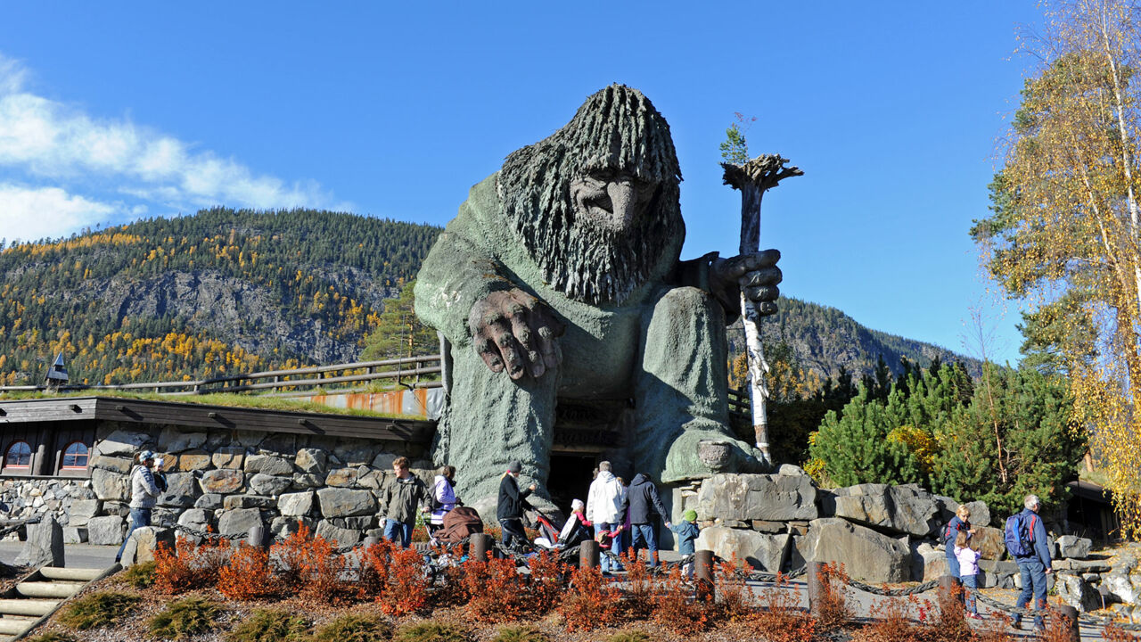 Im Hunderfossen Park sitzt ein gewaltiger Troll.