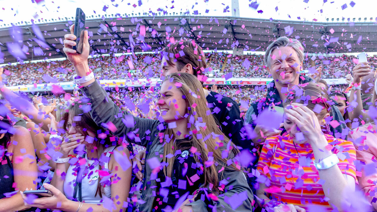 Menschen besuchen ein Coldplay-Konzert im schwedischen Göteborg.